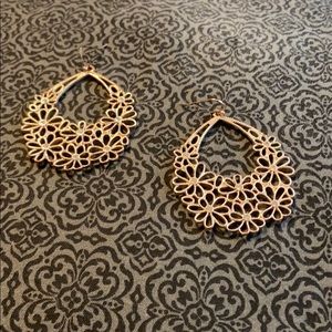 Dangling earrings rose color